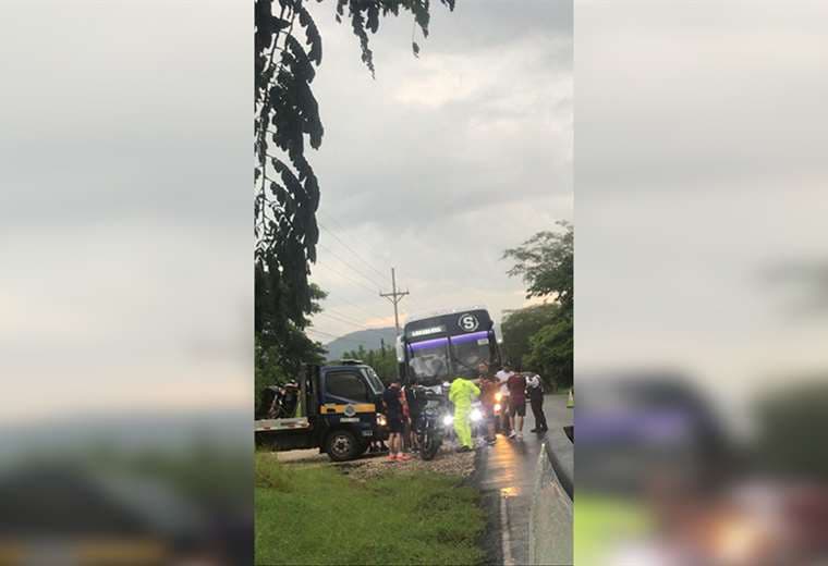 Tránsito le quita las placas al autobús del Saprissa