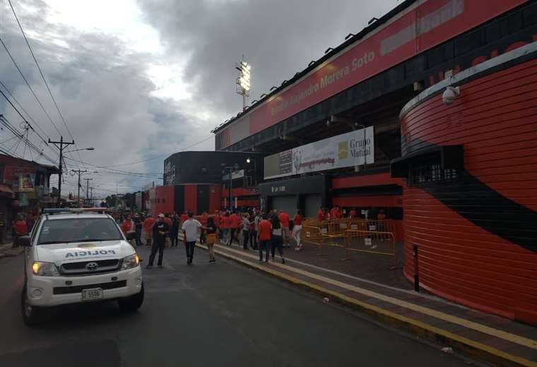 Ambiente previo al juego de La Sele en el Morera Soto | Gabriel Vargas