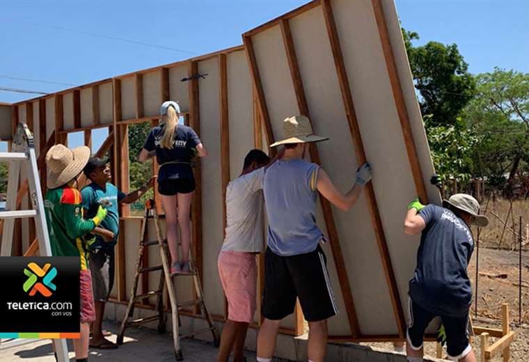 Fundación construye casas de bien social a partir de plástico reciclado