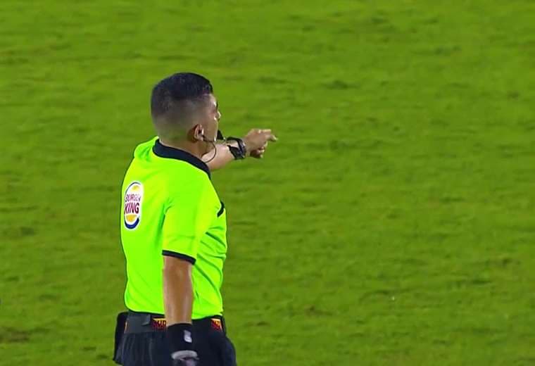 Árbitro Brayan Cruz.