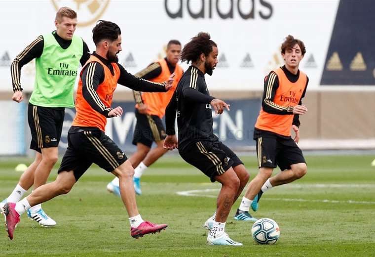 Marcelo elude la marca de Isco | realmadrid.com