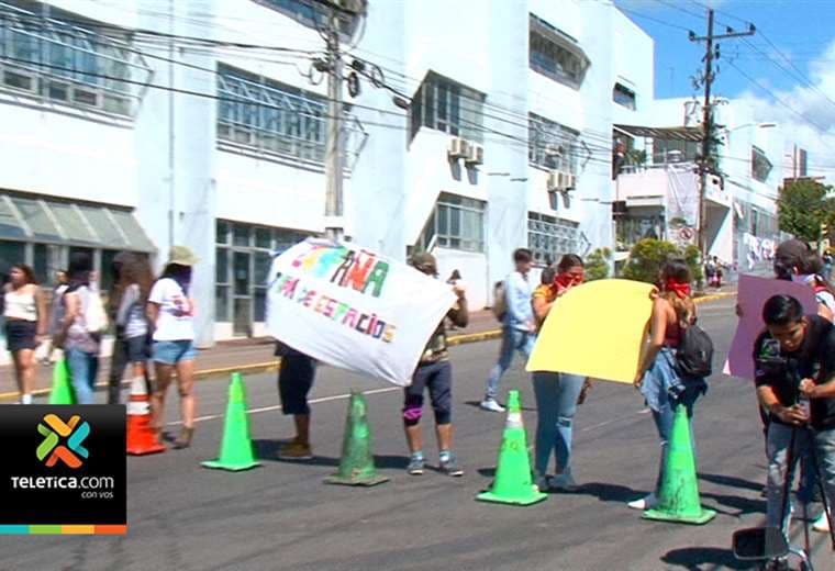 Estudiantes de la UNA y la UCR se mantienen en protesta este viernes
