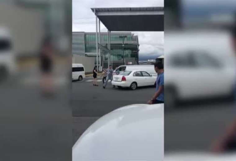 Video: Conductores reaccionaron con golpes tras colisionar en Heredia