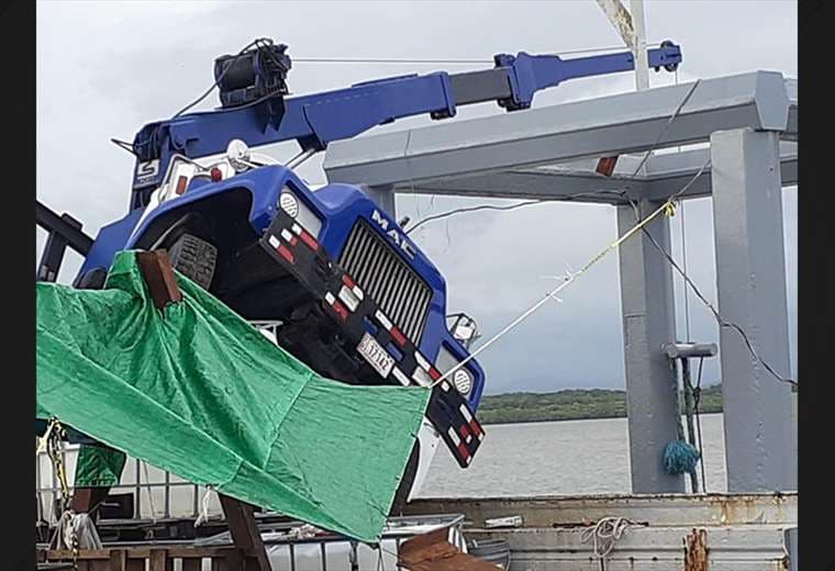 Aparatoso accidente con excavadora que realizaba trabajos en atracadero en Puntarenas