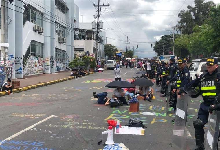 Manifestación en las afueras de Rectoría de la UNA