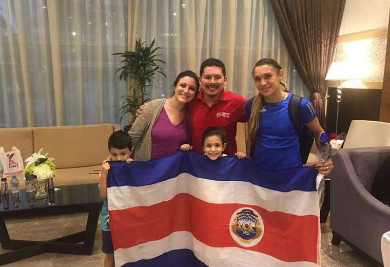 Andrea Vargas fue recibida por varios ticos en Doha | Prensa CON