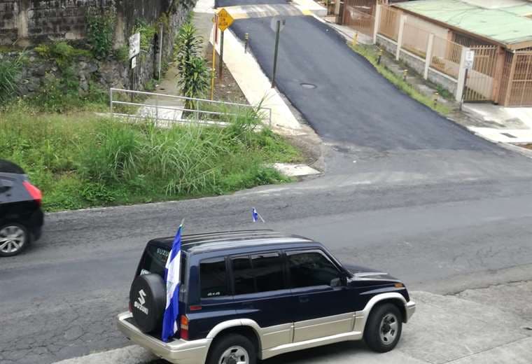 El hombre que llegó con un gallo vivo a apostarse frente a la casa de Zoilamérica Ortega lo hizo a bordo de este jeep. 