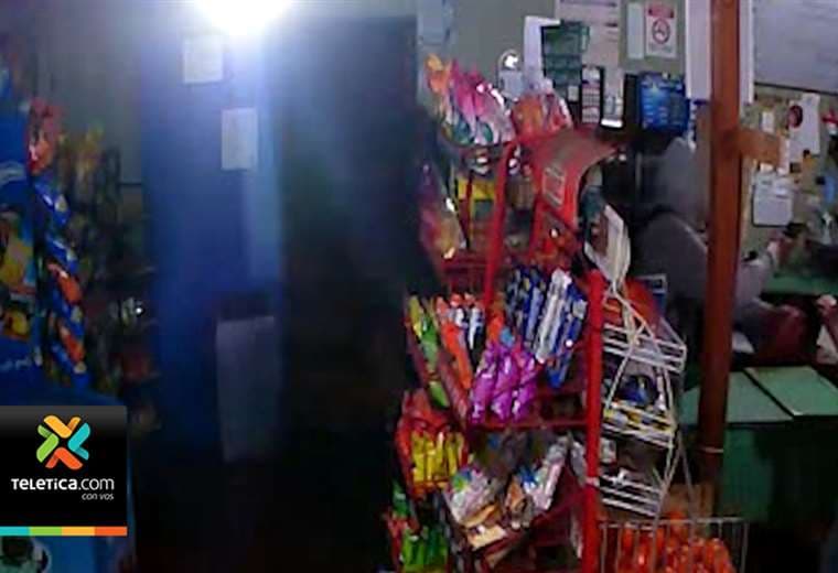 Hombre asaltó mini súper, agredió al propietario y le disparó a un menor de edad en Palmares