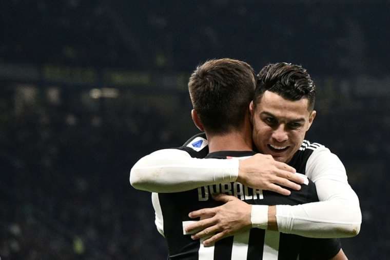 Ronaldo y Dybala. AFP