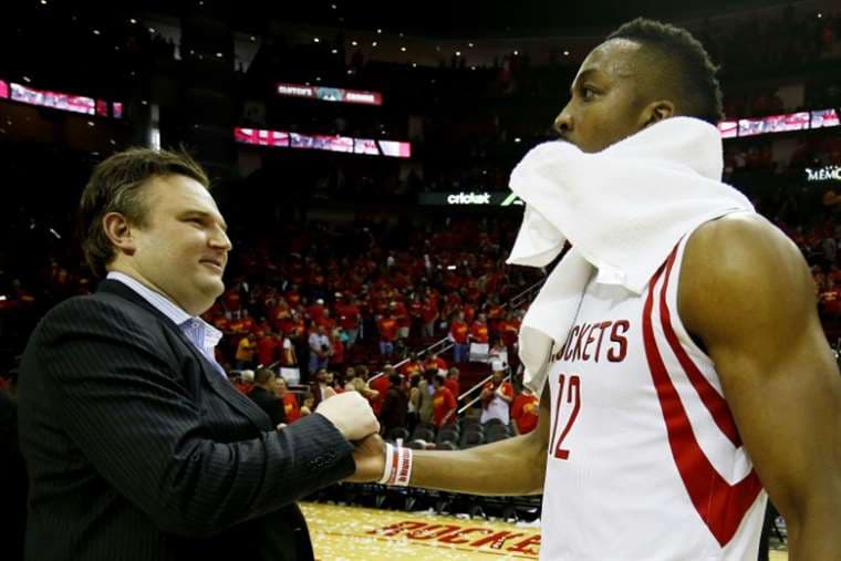 El jugador de los Houston Rockets Dwight Howard celebra con el director general del equipo, Daryl Morey, su victoria sobre los visitantes Angeles Clippers | AFP