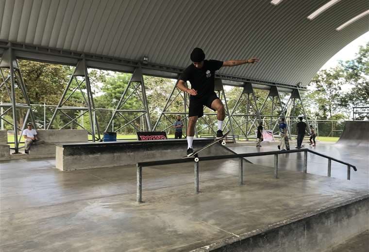 Mariano Villalobos Skateboarding