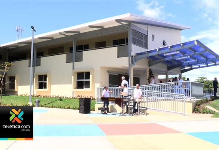 850 estudiantes de Ciudad Colón ya cuentan con una moderna escuela con 33% de áreas verdes.