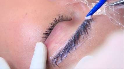 Novedosa técnica para alisar las cejas
