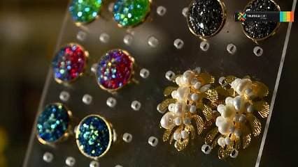 Algunas mujeres son amantes de lucir aretes grandes y coloridos, pero otras más conservadoras prefieren lo sutil.