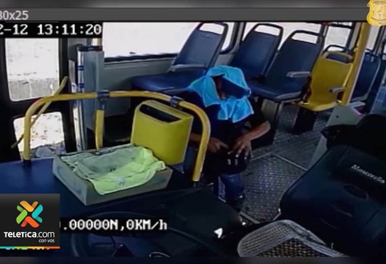 Delincuente aprovechó ventana abierta de autobús para robar dinero en San Cayetano