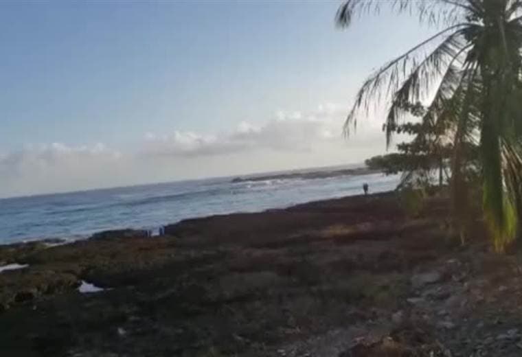 Autoridades encuentran 3.000 litros de combustible en playa Piuta en Limón