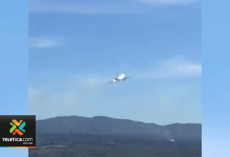 Investigan la causa de la explosión de uno de los motores del avión que despegó del Juan Santamaría