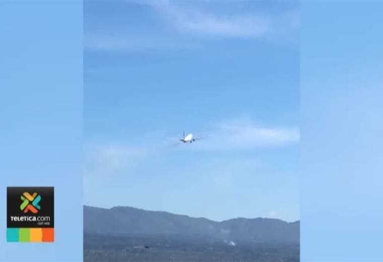 Investigan la causa de la explosión de uno de los motores del avión que despegó del Juan Santamaría