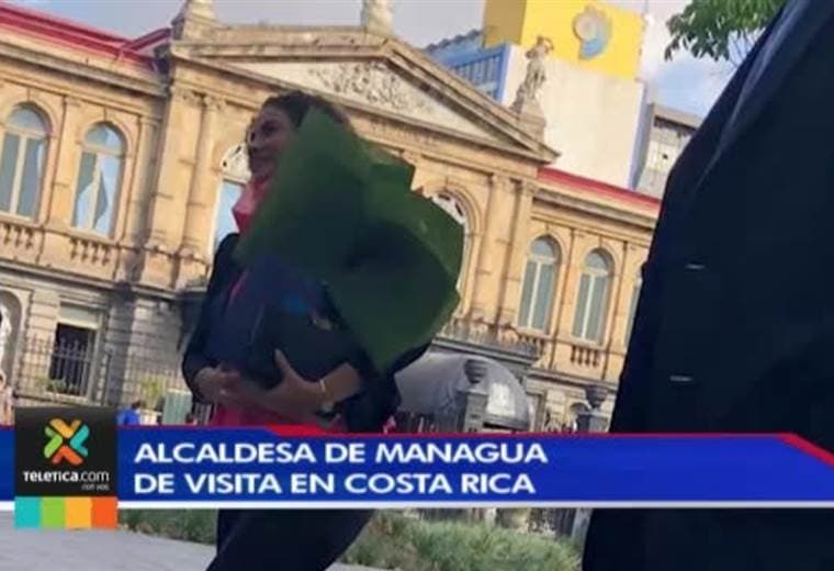 Alcaldesa de Managua está en el país para participar en la inauguración de la exposición de Jiménez Deredia.