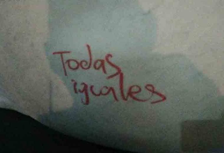 Joven estudiante rayó escultura de Jiménez Deredia en San José