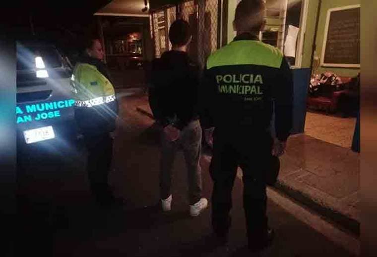 Joven estudiante rayó escultura de Jiménez Deredia en San José