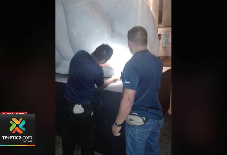 Una de las obras de Jiménez Deredia en la Avenida Central fue rayada por un joven segundo pase