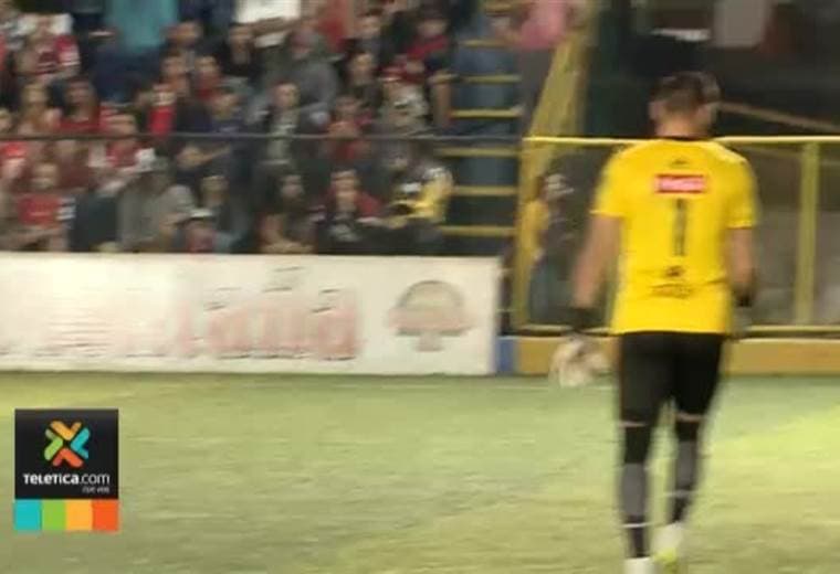 Luis Garrido afina detalles para poder conseguir su primer gol como profesional