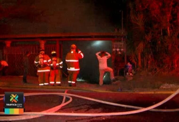 Dos familias de Escazú y Desamparados lo perdieron todo debido a la furia de las llamas.