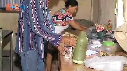 Doña Segunda vive en el pueblo "El Gallo", lugar donde prepara platillos guanacastecos que luego sale a vender en bicicleta para poder sacar adelante a la familia. Ya supera los 60 años y fue en un momento de crisis cuando decidió emprender su propio negocio. Ya son más de 30 años de llevar su sabor a los vecinos de Liberia.     ¿Desea contactarla? Tel: 8480-1614