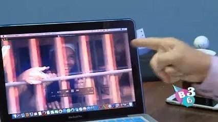 Estas imágenes inéditas fueron grabadas en el año 2009 cuando los imitadores de Pelando el Ojo, Norval Calvo y Froylán Bolaños, decidieron llevar radios a los privados de máxima seguridad de la reforma.  En el vídeo adjunto se ve como fue grabado en agosto y cuatros meses después Froylán falleció de un paro cardíaco en su natal Grecia.  En este 2019 se cumplen 10 años de partida de Froylán, la grabación del vídeo adjunto la encontró Norval en los enredos de su casa.  Los privados de máxima seguridad le agradecieron el gesto a Norval y Froylán saludó algunos que estaban esposados.  Para este año el director de Pelando el Ojo piensa hacer un show en algún centro penitenciario en honor a su amigo imitador.  Para más detalles puede ver el vídeo adjunto.