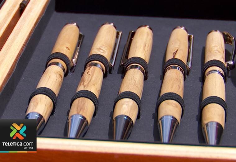 Vecino de León Cortés hace finos lapiceros con madera de café y los vende en Europa y Estados Unidos