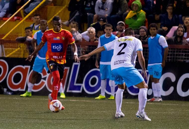 Keyner Brown de Herediano intenta quitarse la marca de René Miranda de la UCR.|Prensa Herediano