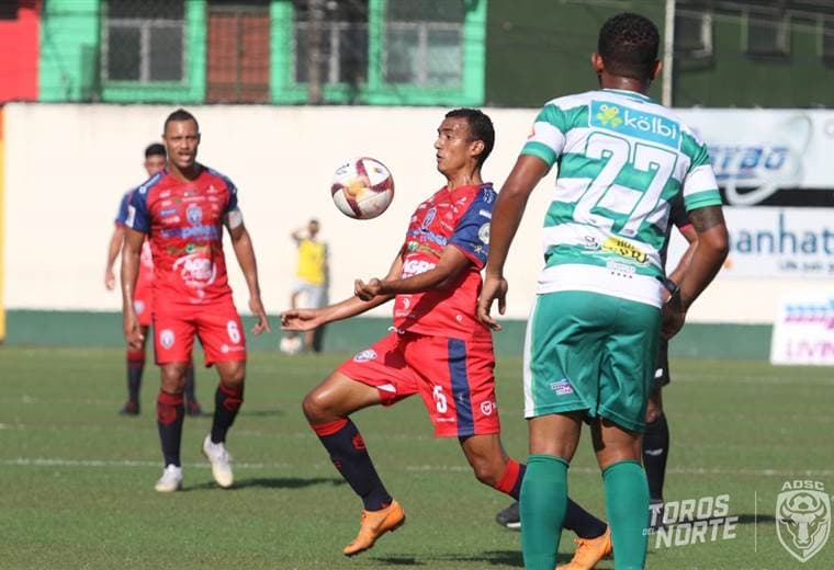 Osvaldo Rodríguez de San Carlos elude la marca de Shain Brown de Limón FC (27).|Prensa San Carlos
