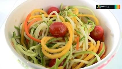 ¿Sabía que reducir la sal de los alimentos puede ayudarle a bajar de peso?