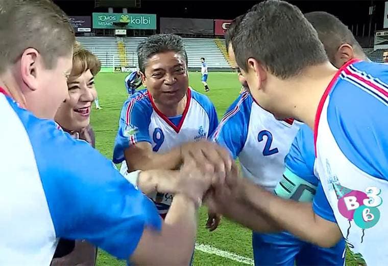 Diputados saltaron a la cancha en reto contra equipo de Italia 90