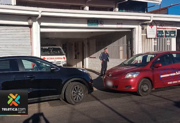 Conductores mal estacionados siguen bloqueando las salidas de cuerpos de rescate