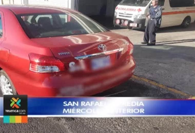 Conductores mal estacionados siguen bloqueando las salidas de cuerpos de rescate
