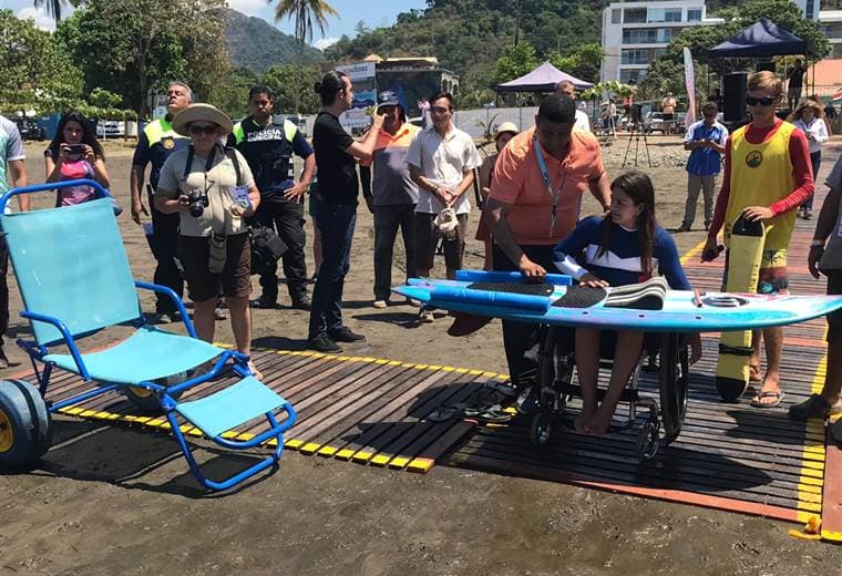 Jacó es la primera playa de Centroamérica en ser accesible para personas en sillas de ruedas. Foto prensa ICT
