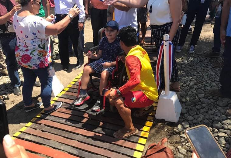 Jacó es la primera playa de Centroamérica en ser accesible para personas en sillas de ruedas. Foto prensa ICT