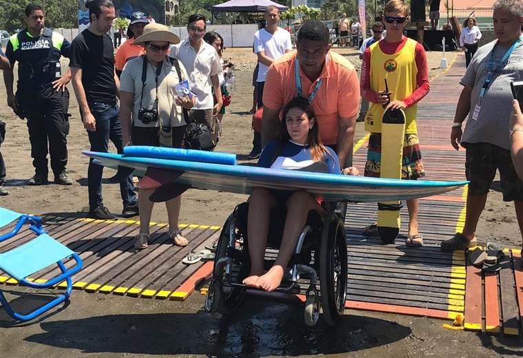 Jacó es la primera playa de Centroamérica en ser accesible para personas en sillas de ruedas. Foto prensa ICT