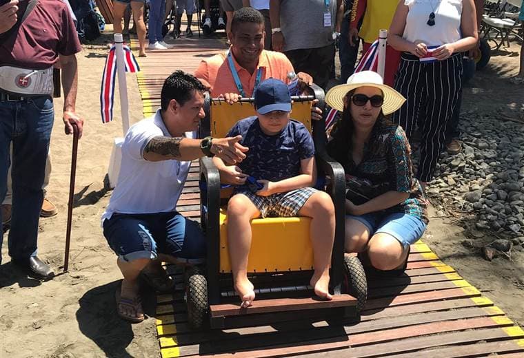 Jacó es la primera playa de Centroamérica en ser accesible para personas en sillas de ruedas. Foto prensa ICT