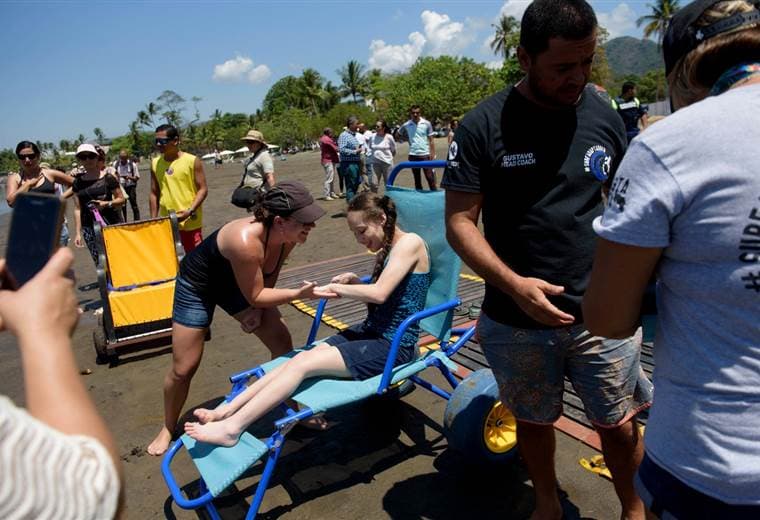 Jacó es la primera playa de Centroamérica en ser accesible para personas en sillas de ruedas. Foto prensa ICT