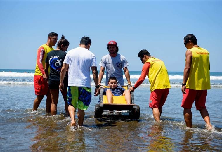 Jacó es la primera playa de Centroamérica en ser accesible para personas en sillas de ruedas. Foto prensa ICT