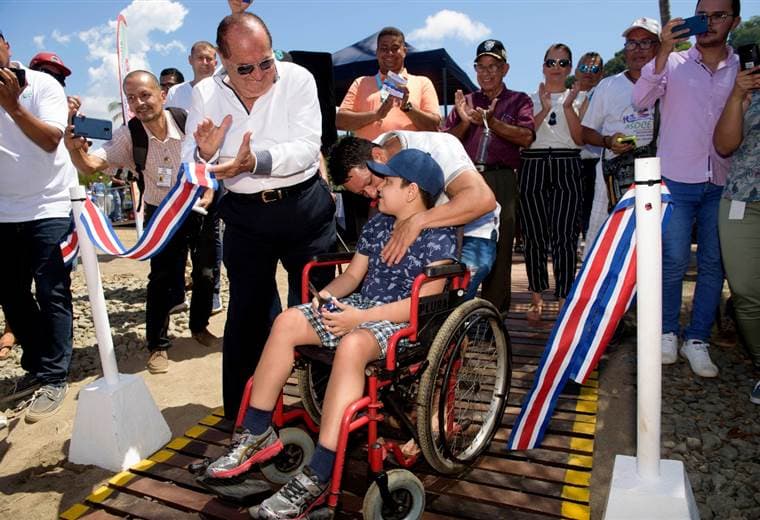 Jacó es la primera playa de Centroamérica en ser accesible para personas en sillas de ruedas. Foto prensa ICT