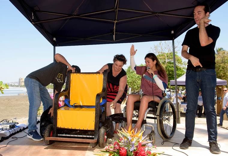 Jacó es la primera playa de Centroamérica en ser accesible para personas en sillas de ruedas. Foto prensa ICT