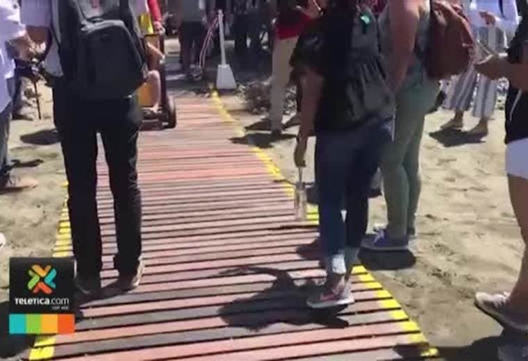 Jacó es la primera playa de Centroamérica en ser accesible para personas en sillas de ruedas