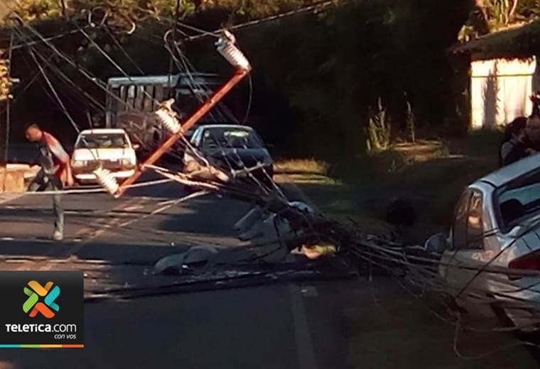 Caída de poste provoca la muerte de una mujer en Heredia