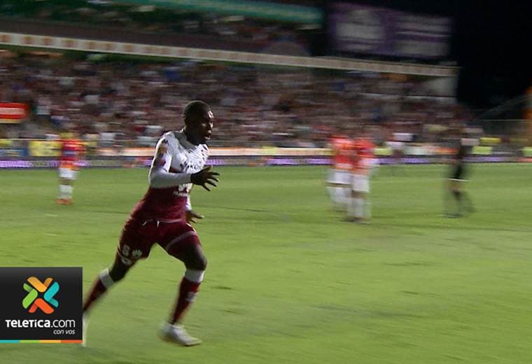 Jugadores del Saprissa consideran que el arbitraje no ayudó al espectáculo