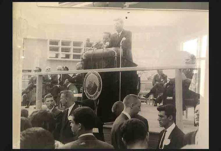 Kennedy dando una charla en la UCR y Bustamante vigilando al lado derecho