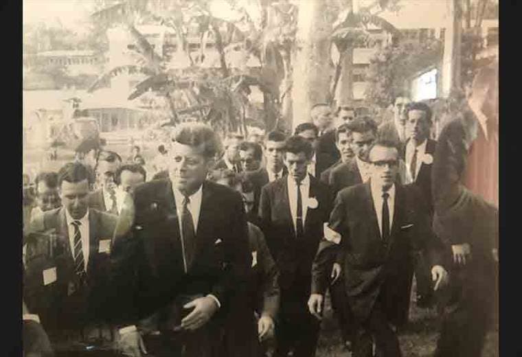 Rafael Bustamante resguardando a JFK